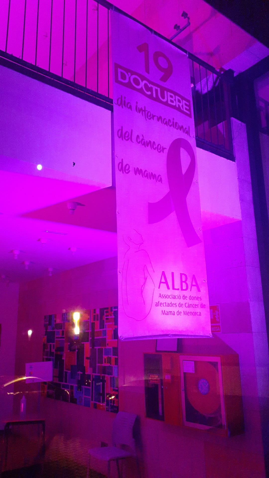 l¡La sala Multifuncional de Mercadal, il·luminada amb motiu del Dia Mundial del Càncer de mama 2021